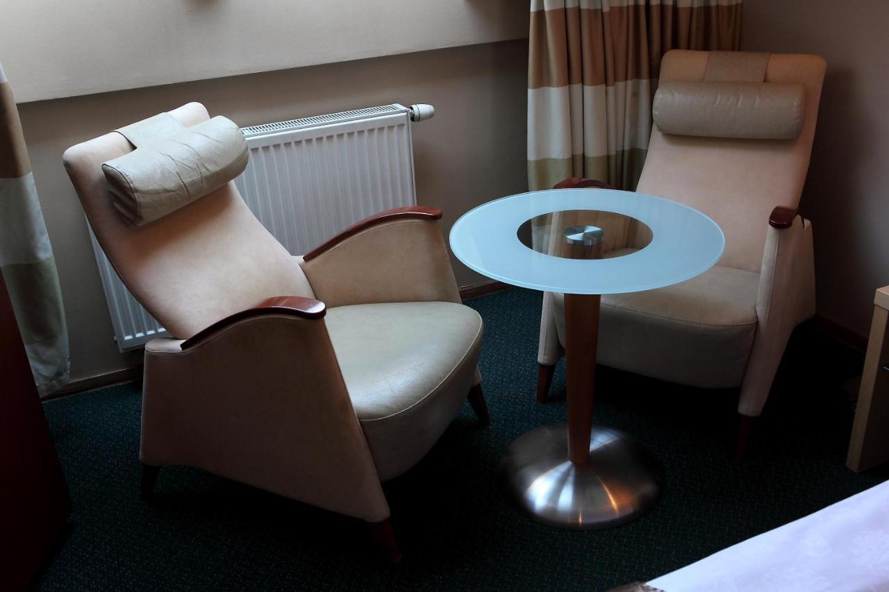Katrina Aparthotel Ostrzeszów Exteriör bild
