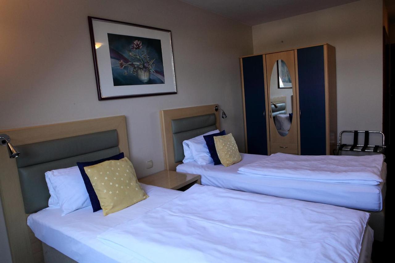 Katrina Aparthotel Ostrzeszów Exteriör bild