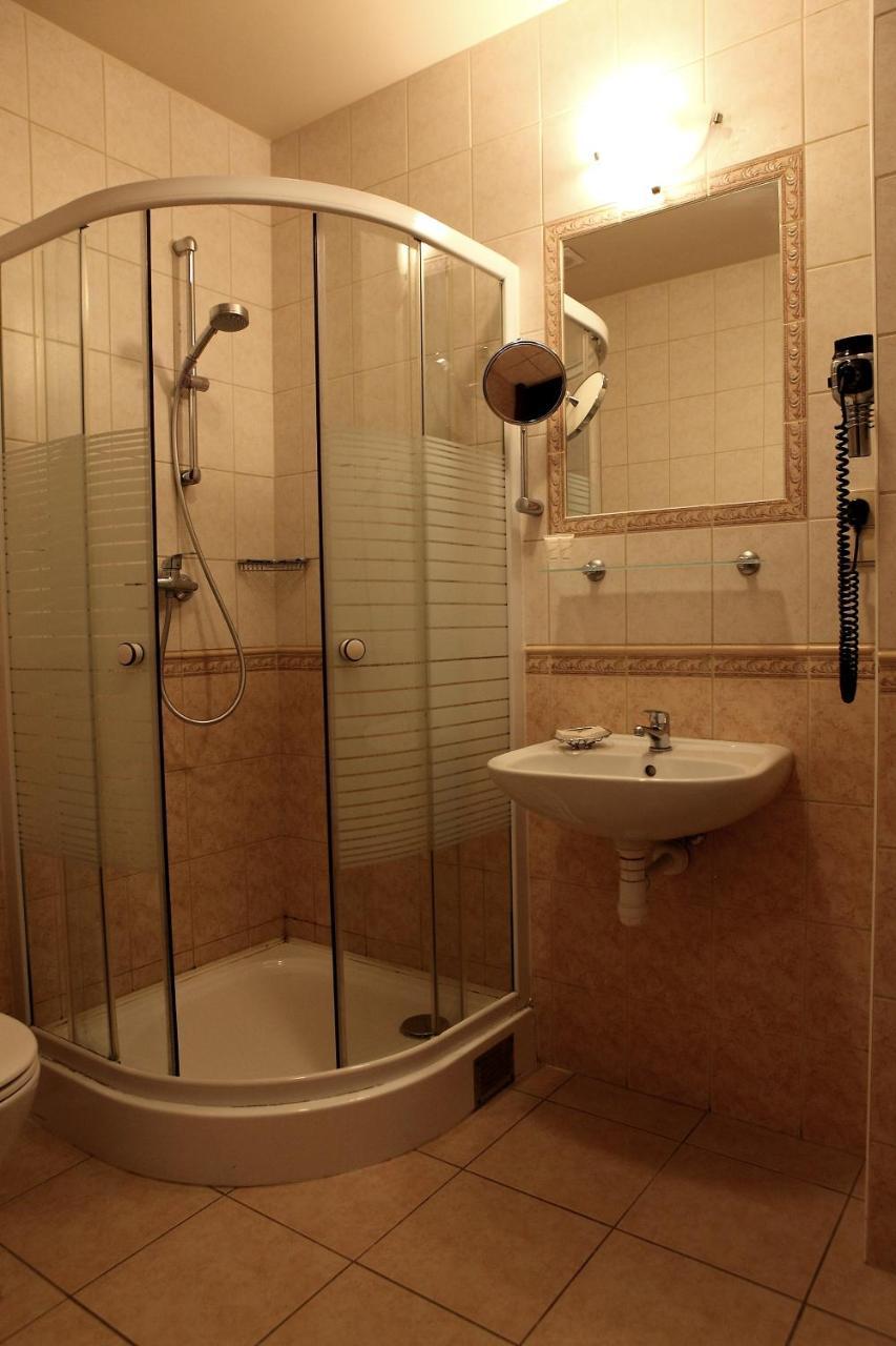 Katrina Aparthotel Ostrzeszów Exteriör bild